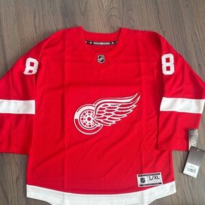 Youth L/XL Brand new Detroit Red Wings, Patrick Kane 88 Premier Jersey